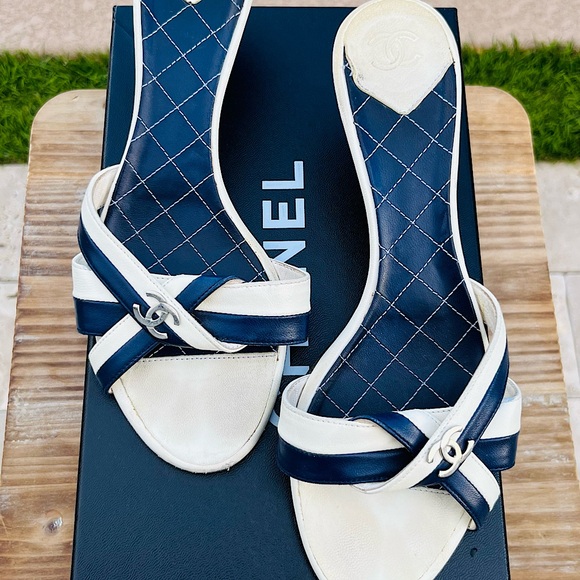 CHANEL - Navy/ white bow design kitten heel - Picture 1 of 7